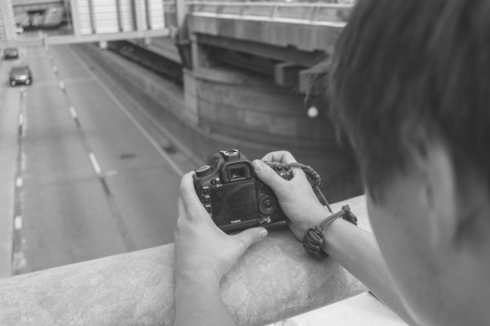 Portret wykonany w studio fotograficznym z oświetleniem kierunkowym